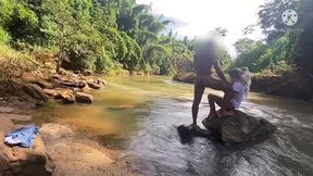 macho casado fudeu o cuzinho da amante no meio do mato