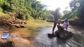 macho casado fudeu o cuzinho da amante no meio do mato