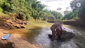 macho casado fudeu o cuzinho da amante no meio do mato