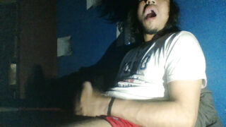 年老いたアマチュアの男たちが巨大なペニスをオナニーした後、お互いに生でファックする