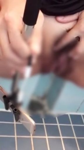 【放尿ライブチャット】妻がお風呂でオシッコを撮影しながらオナってた！変態マックス可愛い人妻