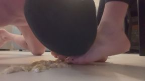 Il mio schiavo è costretto a mangiare sul mio pavimento