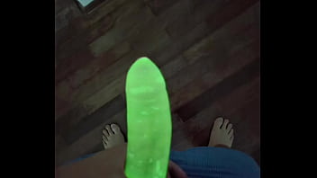 EU TESTEI A CAMISINHA DE NEON - OLHA COMO BRILHA NO ESCURO