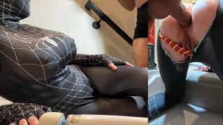 Der Typ rammt tief in den engen Arsch der Schlampe für einen schlampigen Creampie-Abschluss