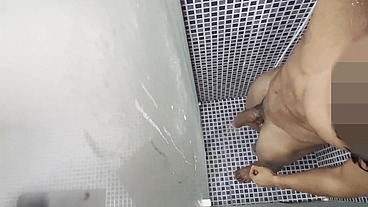 TOMANDO UM BANHO BEM GOSTOSO