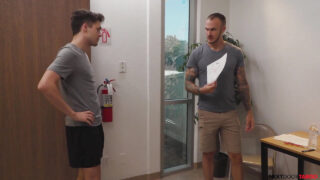 Pompino, eiaculazione, senza preservativo &#8211; Video hardcore POV di Christian Wilde e Troye Dean amatoriali, con un grosso cazzo scopato analmente