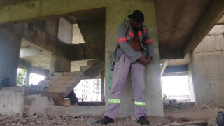 Üniformalı kıllı ayı baba, ev yapımı solo videosunda kalın penisini mastürbe ediyor.