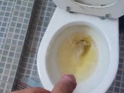 heterosexual orinando en la mañana con media erección.