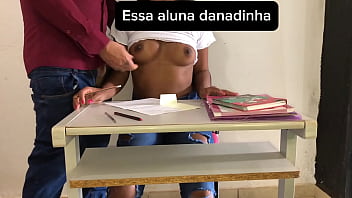 Durante o recreio professor e aluna ficaram sozinhos na sala de aula onde o professor acabou comendo sua bocetinha e colocou a Cabecinha no seu cozinho