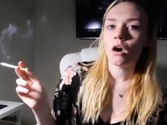 Vadia Jovem Fumante Faminta Por Nicotina