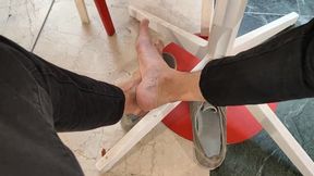 Shoeplay and dangling with worn shoes (avi)