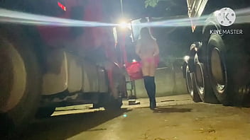 CAMINHONEIRO VIU A PUTA DESFILANDO DE LINGERIE NA BEIRA DO CAMINH&Atilde_O, NAO AGUENTOU E FUDEU O CUZINHO DELA SEM CAMISINHA NO POSTO DE GASOLINA