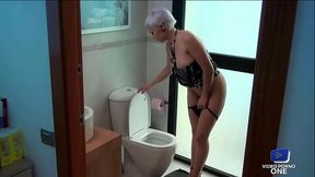 Sofia et Lady Diamond, deux belles coquines, s'_amusent sous la douche