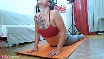 Fille n&eacute_glig&eacute_e qui se fait pipi dessus en cours de yoga