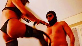 Balbusting extreme! Coglioni torturati La Mistress Padrona umilia e picchia brutalmente il suo schiavo sui coglioni, schiavizzandolo. La padrona tortura i coglioni dello schiavo con colpi crudeli dei suoi piedi , con scarpe dai tacchi alti…