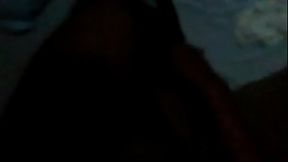 Angolana tocando siririca no escuro caiu na net mandando pro namorado.