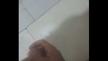 Estou me masturbando pra voc&ecirc_s verem eu gozar bem gostoso