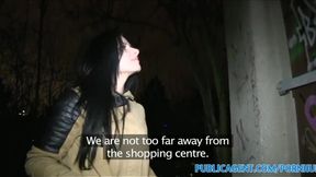 PublicSex Langes schwarzhaariges sexy Babe fickt im Freien