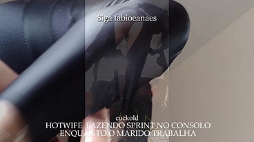 Hotwife safada malhando a xaninha rosada na bike com consolo de 21cm enquanto o Marido está no trabalho.