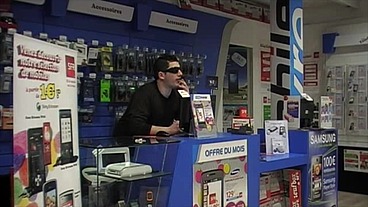 baisé par le venderu de téléphone dans sa boutiqueincoryable le vendeur de ...