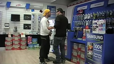 baisé par le venderu de téléphone dans sa boutiqueincoryable le vendeur de ...
