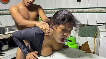 le follo el co&ntilde_o de mi madrastra