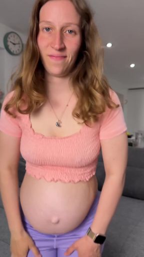 Amateur OnlyFans girl shows off her ass and tits