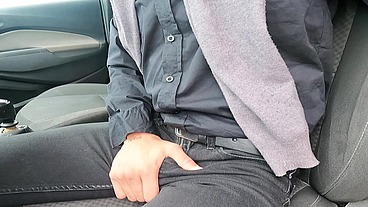 Joven twink no tiene como pagar la multa del militar asi que decide follarselo - pendejo le chupa la polla a militar uniformado armado
