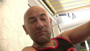 un vieux pervers mattent des mecs dans un jardin