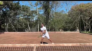 PUTARIA NA QUADRA DE TENIS