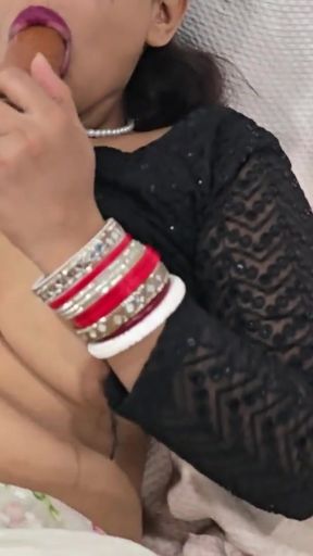 new married desi bhabhi ne khud se chut ka pani nikala   Clip 2