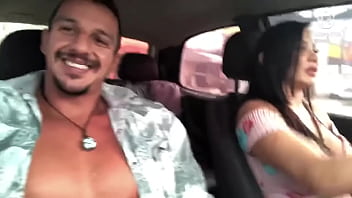 Pedi um uber a motorista me deu mole comi ela no carro e gozei na boca dela ela ainda riu com a porra na boca