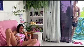 MEU PADRASTO ME PEGOU BATENDO UMA E ME FEZ GOZAR AT&Eacute_ ELE JORRAR LEITE NA MINHA BUCETINHA (Completo no Sheer e Red)