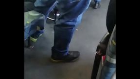 Me masturbando no transporte p&uacute_blico do lado de desconhecidos