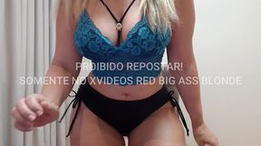 danca sensual de shortinho preto e rebolando seu bumbum