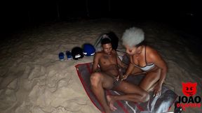 baiana quis dar no meio da praia do nudismo no rio de janeiro- preta fogosa - joao o safado