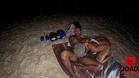 baiana quis dar no meio da praia do nudismo no rio de janeiro- preta fogosa - joao o safado