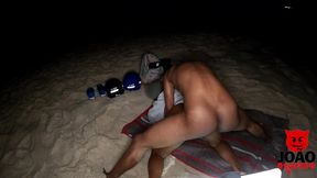 baiana quis dar no meio da praia do nudismo no rio de janeiro- preta fogosa - joao o safado