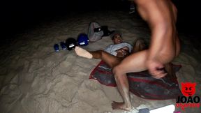 baiana quis dar no meio da praia do nudismo no rio de janeiro- preta fogosa - joao o safado