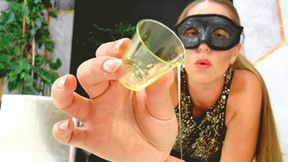 Lady Nora - Preparing your drink - small version