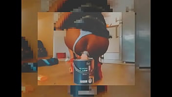 Pot de peinture plein d&#039_id&eacute_es