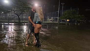 DANDO O CUZINHO NA CHUVA