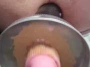 Papa fickt sich mit seiner Maschine in den Arsch