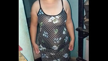 Se levanta su vestido de frente para mostrarnos su tanga violeta sexy