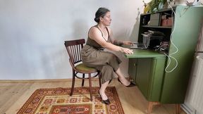 teacher toe tapping in high heels before her lesson, you are spying at her aV