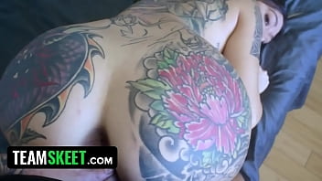 Slutty Girlfriend Wednesday Nyte Entertains Gamer Boy With Her Tattooed Bubble Butt