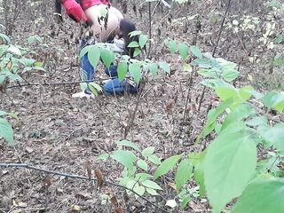 Случайно на скрытую камеру сняла, как в лесу ссыт одна девушка и как вторая девушка делает ей куни