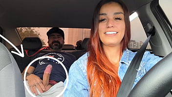 Motorista de app safada pegou passageiro se masturbando por tr&aacute_s e fudeu com ele sem camisinha!