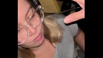 Editando v&iacute_deos da puta e corno ganhando um boquete. Completo no RED