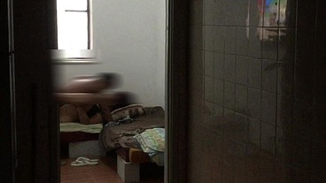 Flagrei ela dando pro comedor na sala com os vizinhos passando e ouvindos seus gritos de tesão no pau do novinho